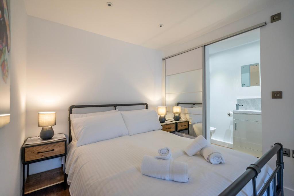 Knavesmire Studio room 1